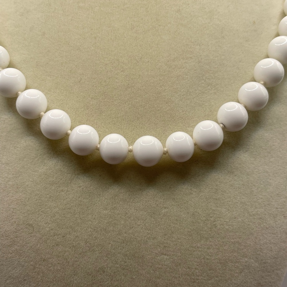 Vintage Monet white glass bead choker necklace. 16 inches with 2 inch extender - Picture 2 of 5